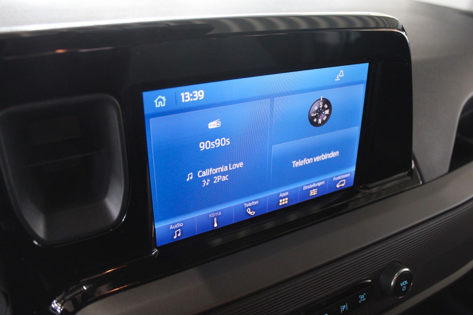 Fahrzeugabbildung Ford Tourneo Courier Titanium Automatik FahrerAssPak