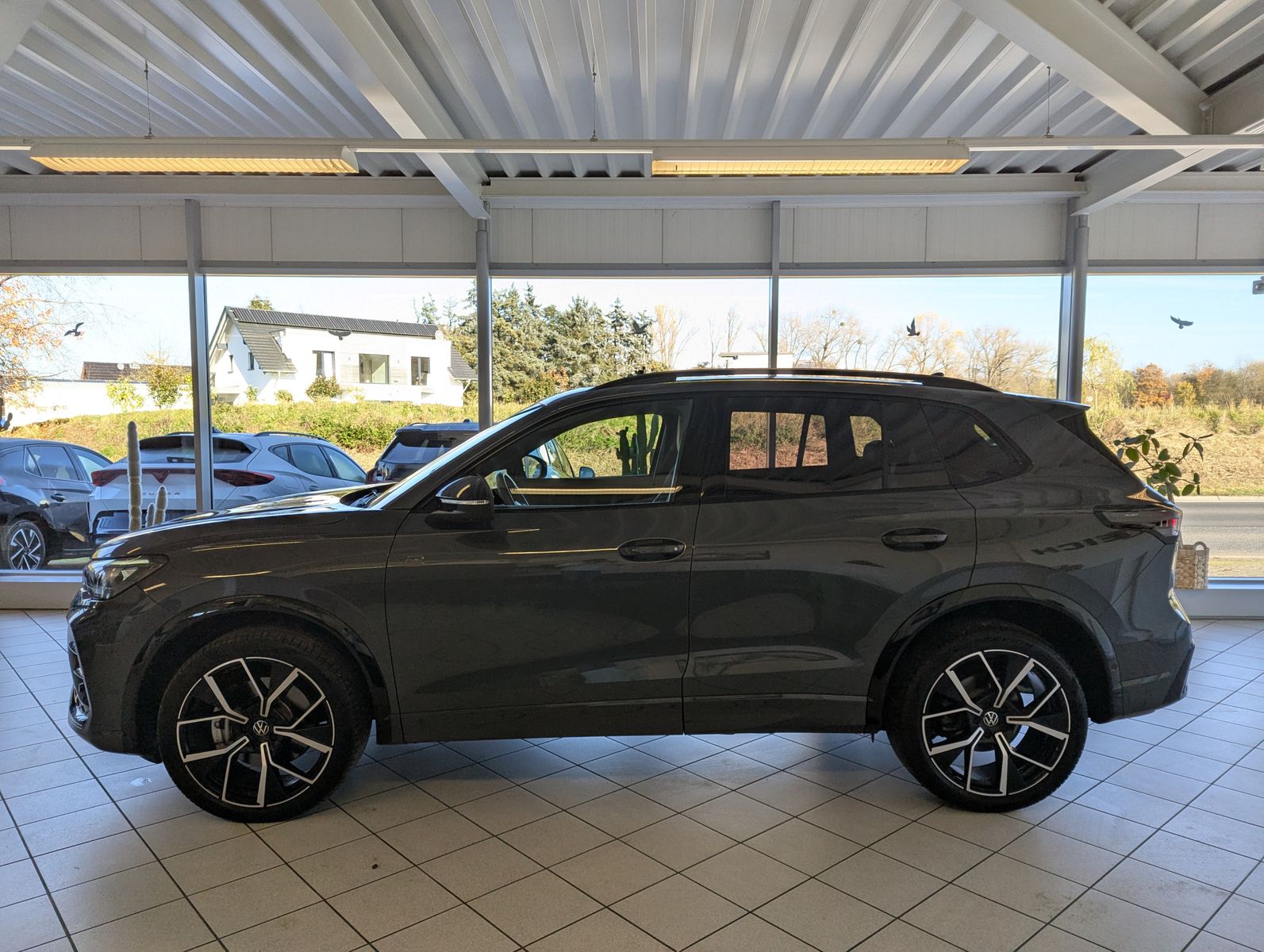 VW Tiguan 2.0TDI R-Line 4M Pano Black AHK Matrix 20 - Image 4