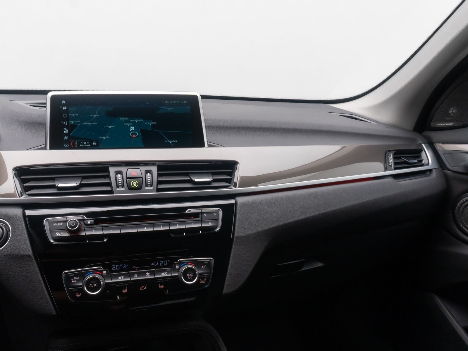 Fahrzeugabbildung BMW X1xD20d xLine Kamera HUD Alarm H/K NaviPlus 18"