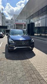 Mercedes-Benz ML 350 BlueTEC 4MATIC - - blaue Mercedes-Benz ML-Klasse