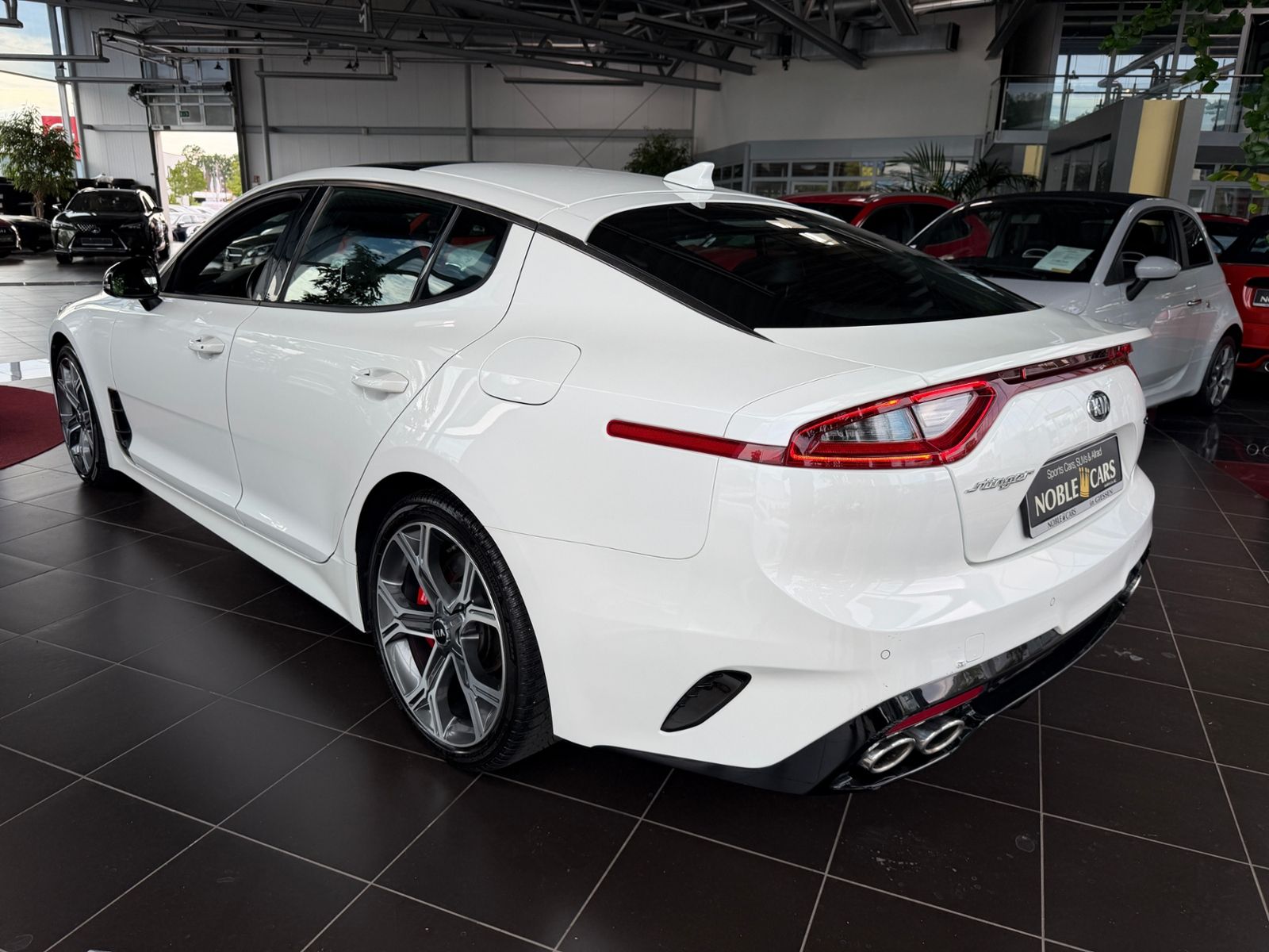 Fahrzeugabbildung Kia Stinger GT 4WD HUD PANO H/K LED NAV RFK SHZ
