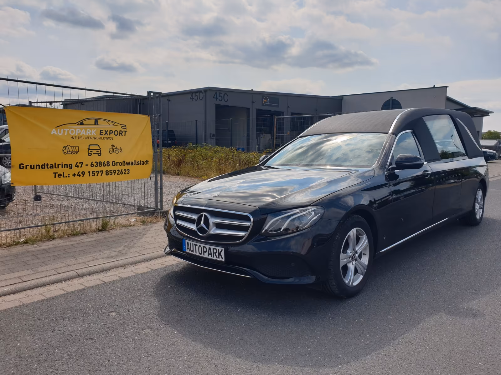 Mercedes-Benz E 220 /BESTATTUNGSWAGEN/LEICHENWAGEN/EURO6/1.HAND