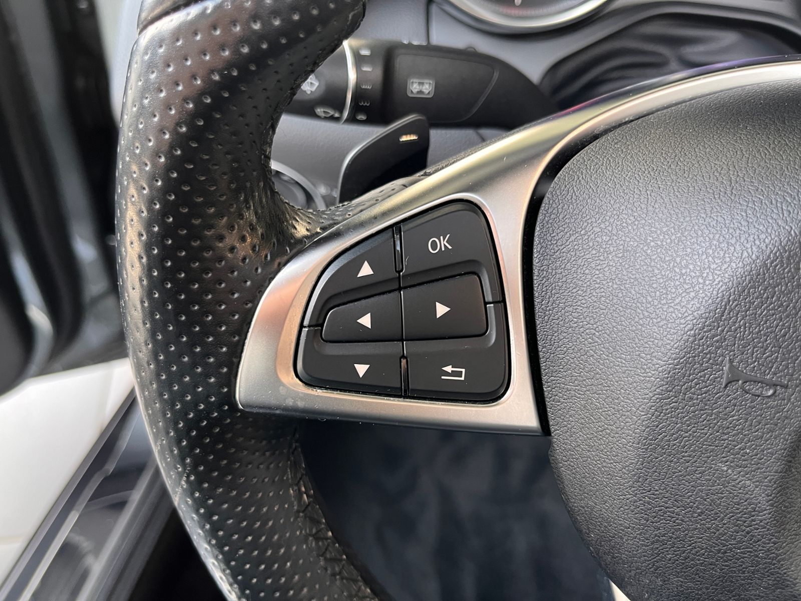 Fahrzeugabbildung Mercedes-Benz SLC 200 LEDER NAVI ALU