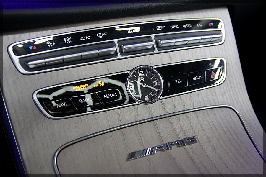 Mercedes-Benz E 200 4MATIC AMG PANO / NAVI / PDC
