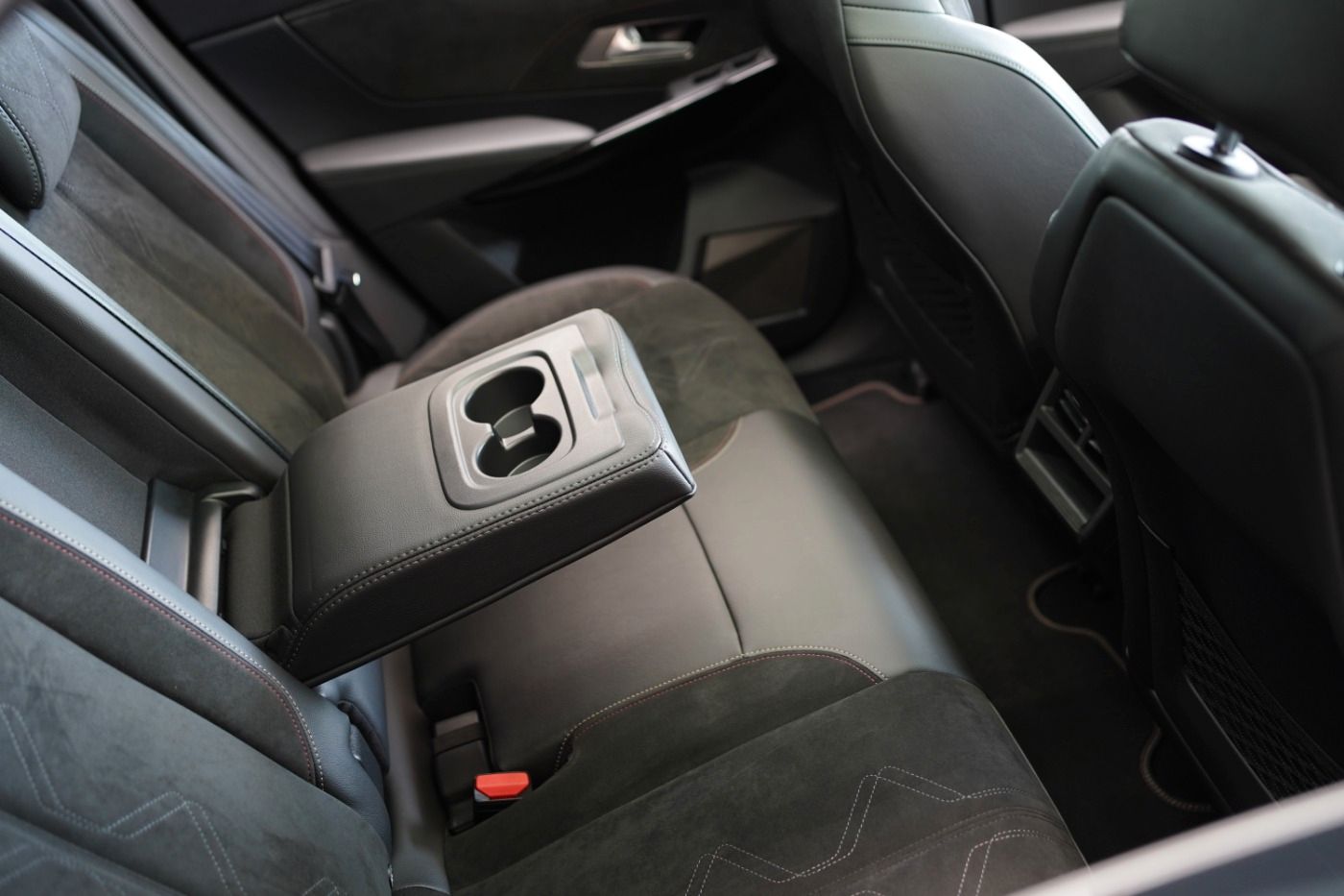 Fahrzeugabbildung DS Automobiles DS7 Crossback E-Tense 4x4 300 Anhängerkupplung