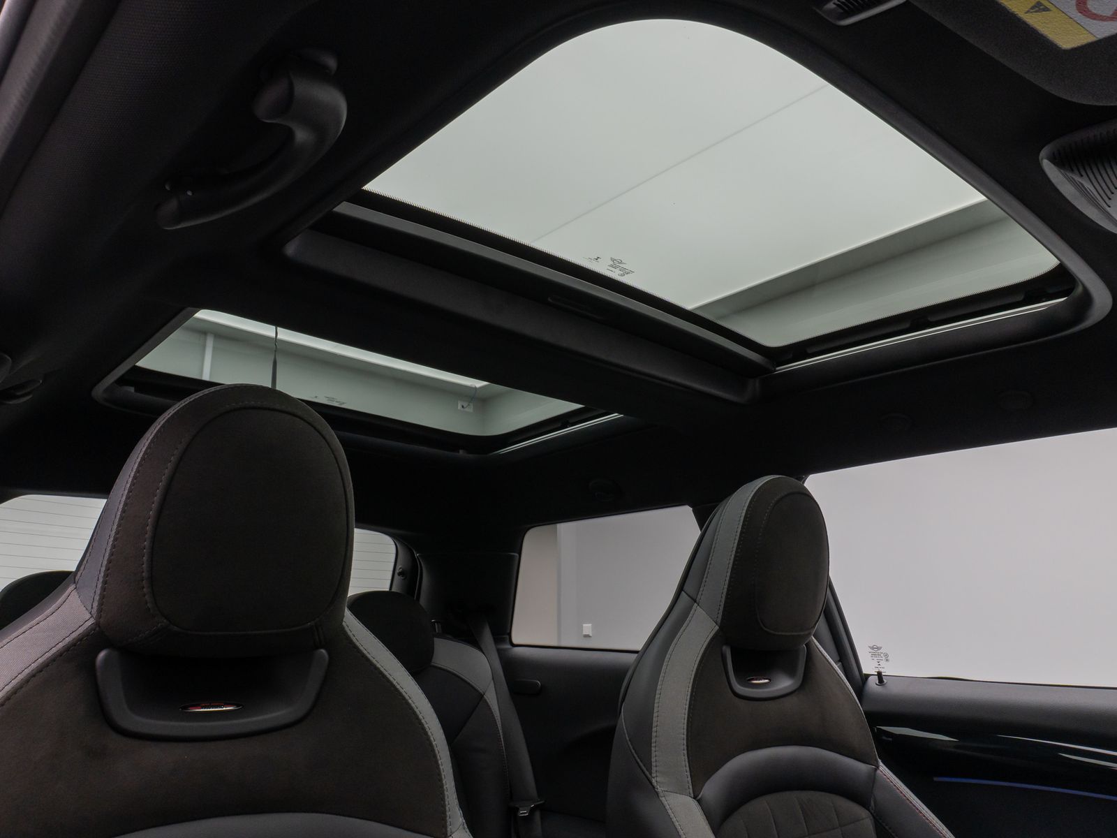Fahrzeugabbildung MINI John Cooper Works Panorama Kamera HUD DAB Sport