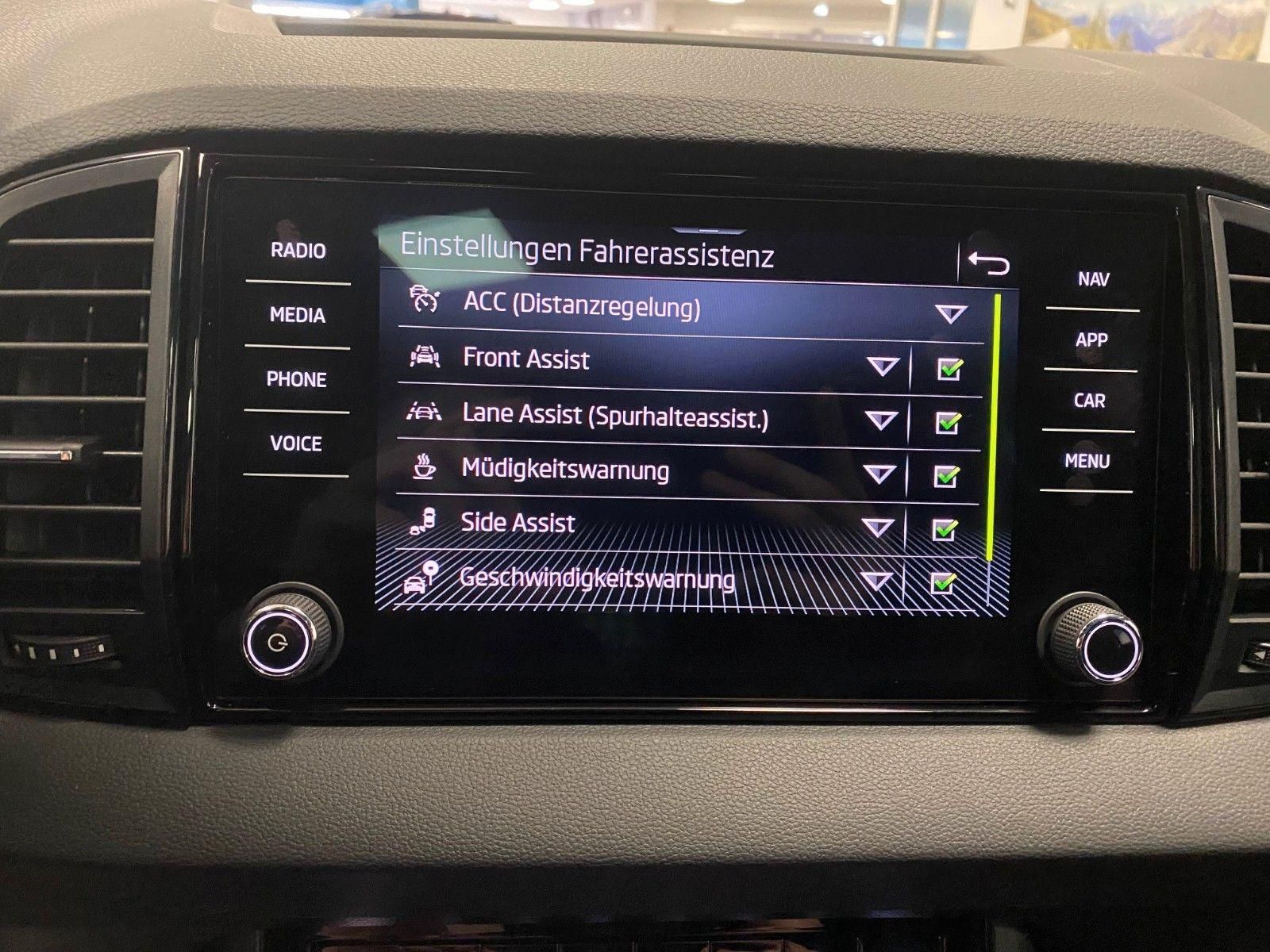 Fahrzeugabbildung SKODA Karoq 1.5 TSI DSG Sportline+AHK+ACC+NAVI+MATRIX