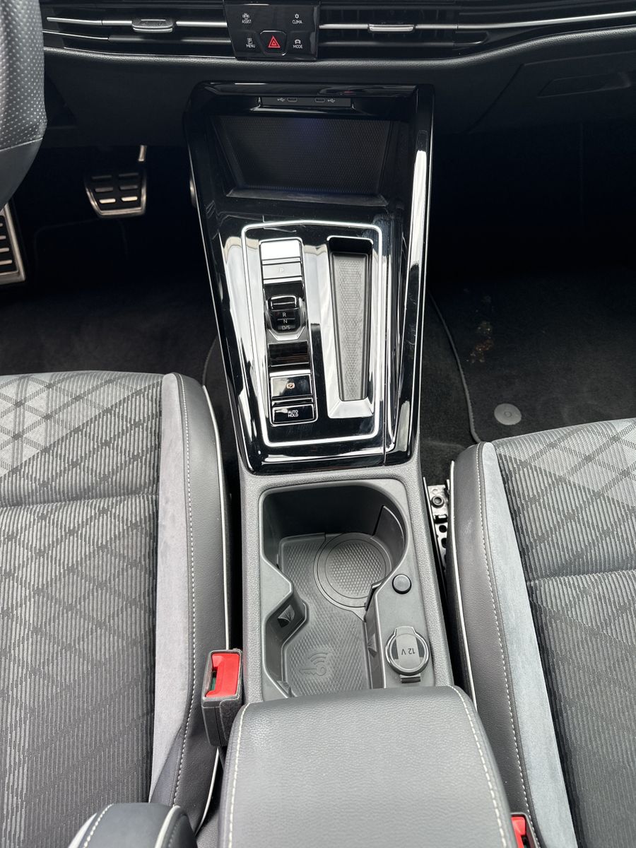 Fahrzeugabbildung Volkswagen Golf 2.0 TDI DSG R-Line NAV+LED+PANO+SHZ+V-COCK