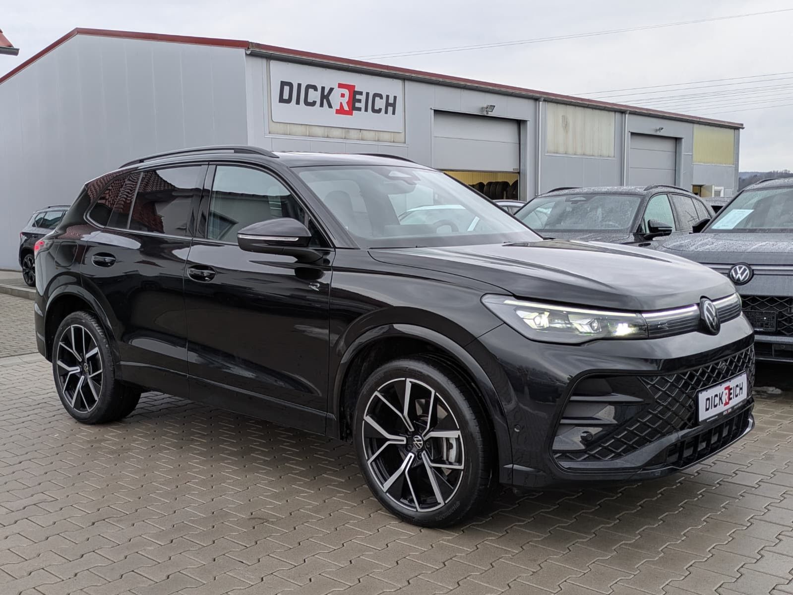 Fahrzeugabbildung Volkswagen Tiguan 2.0 TDI 4M R-Line PANO*H&K*AHK*MATRIX*20"