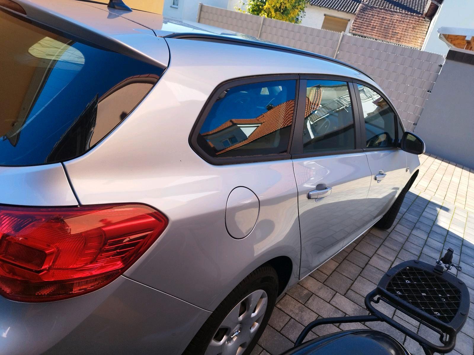 Opel Astra 2012 — салон