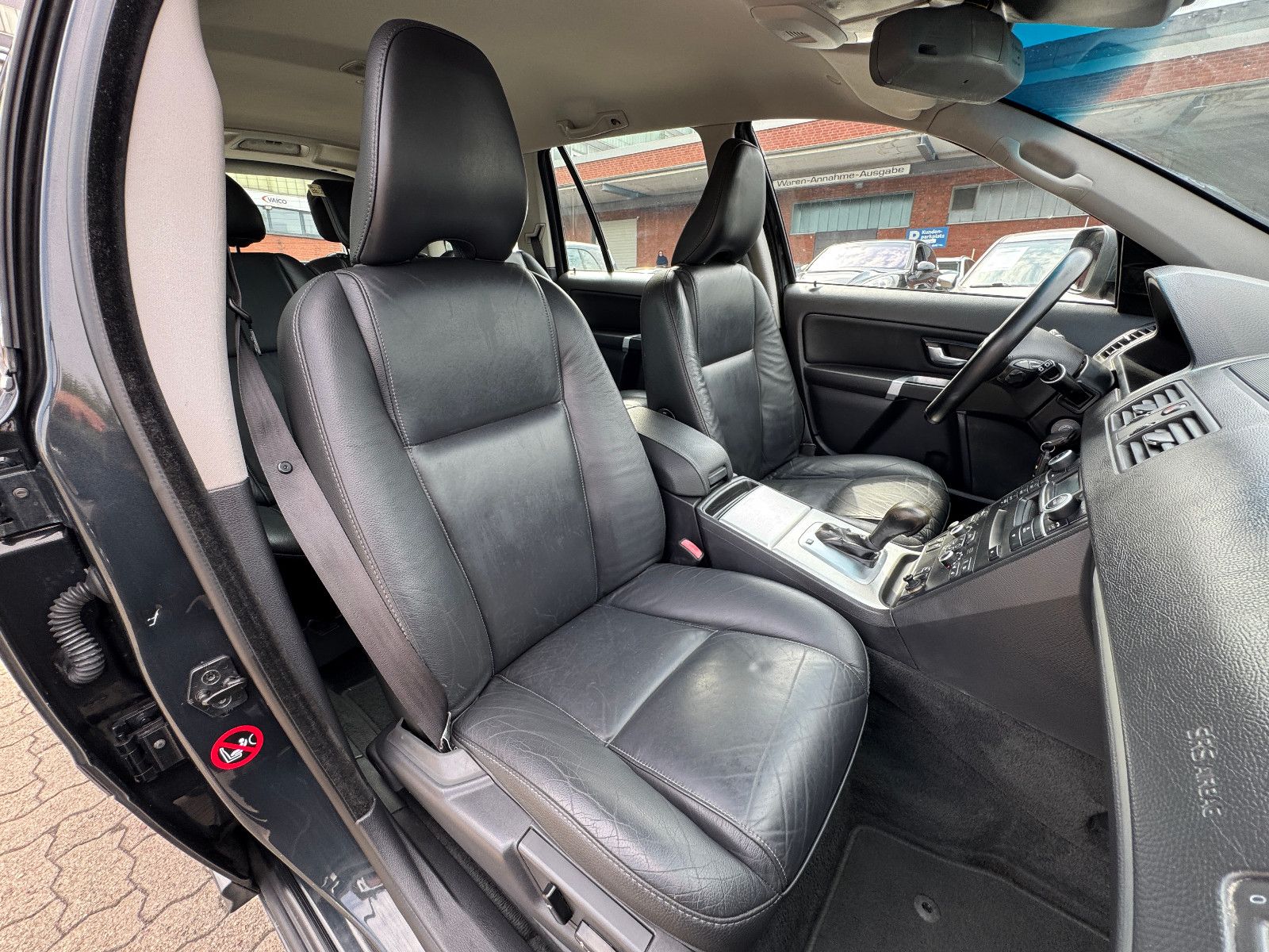 Fahrzeugabbildung Volvo XC90 2.4 D5 AWD GEARTRONIC 7-SITZER VOLL TÜV NEU