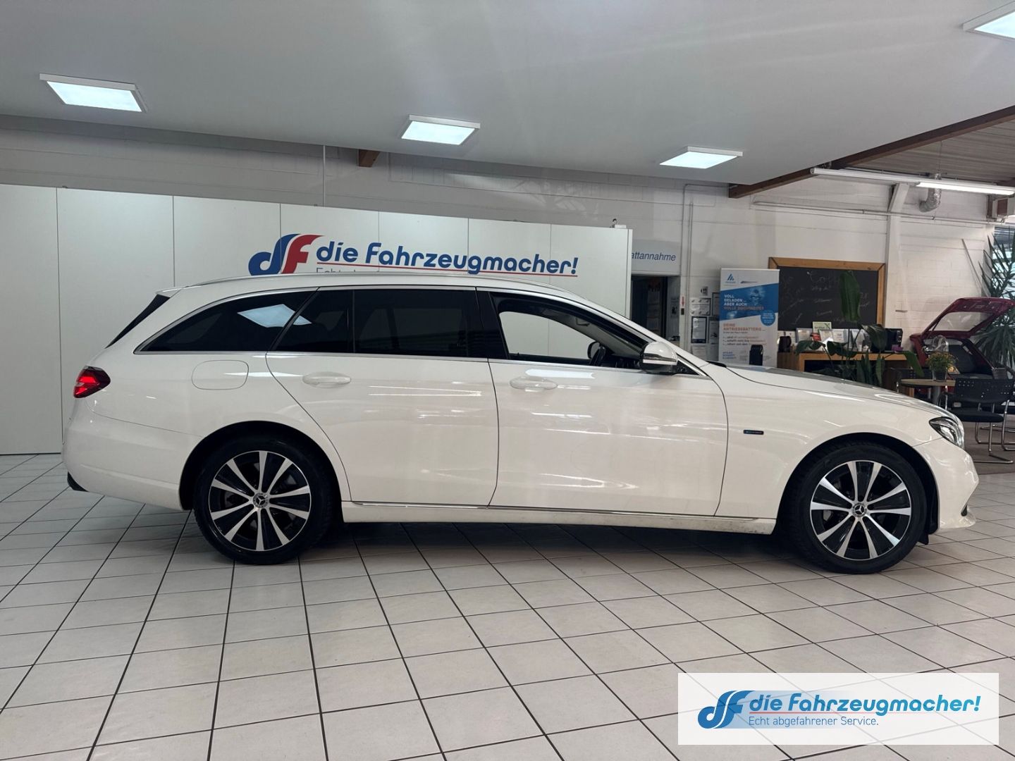 Fahrzeugabbildung Mercedes-Benz E 300 T-Modell de Niveau Navi Digitales Cockpit