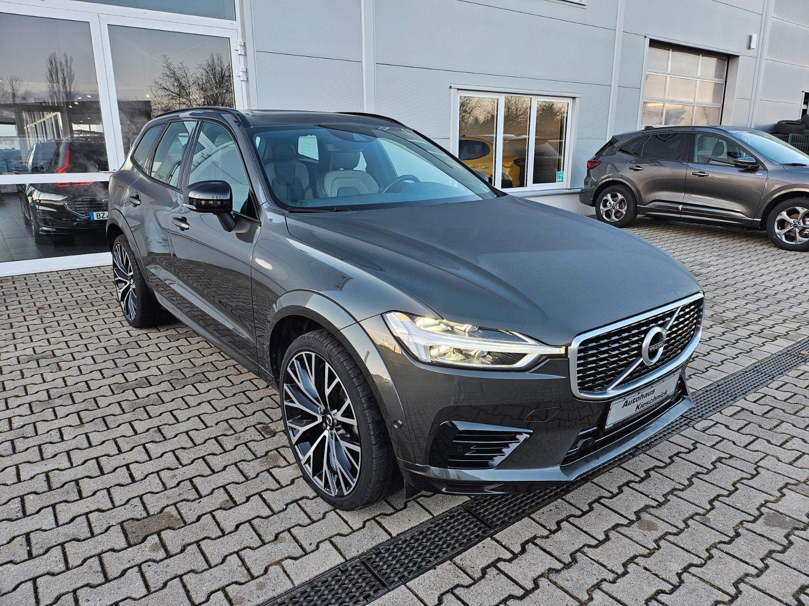 Fahrzeugabbildung Volvo XC60 R DesignmPlug-In Hybrid AWD