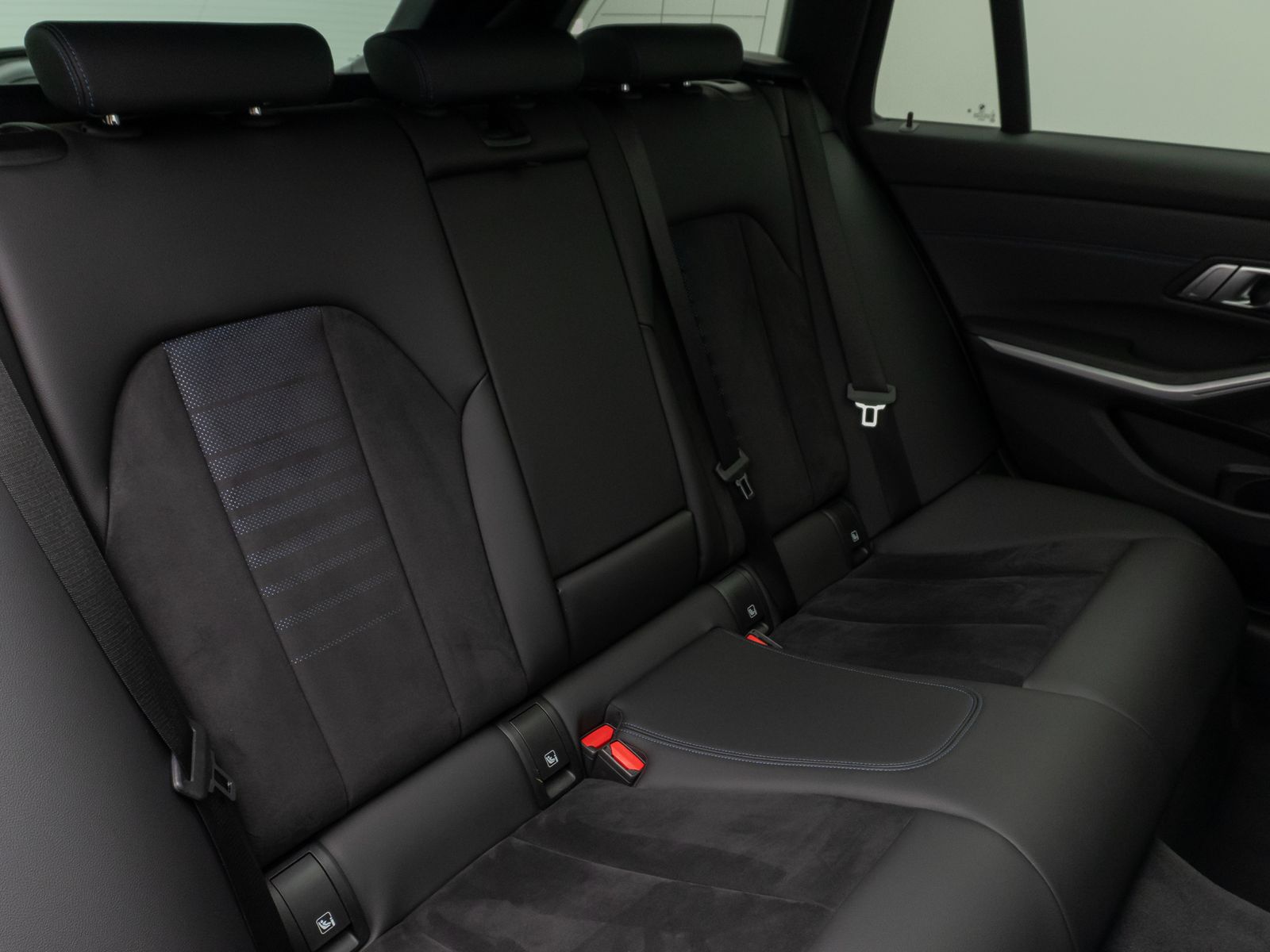 Fahrzeugabbildung BMW 330i M Sport Panorama Kamera DAB HiFi Komfort