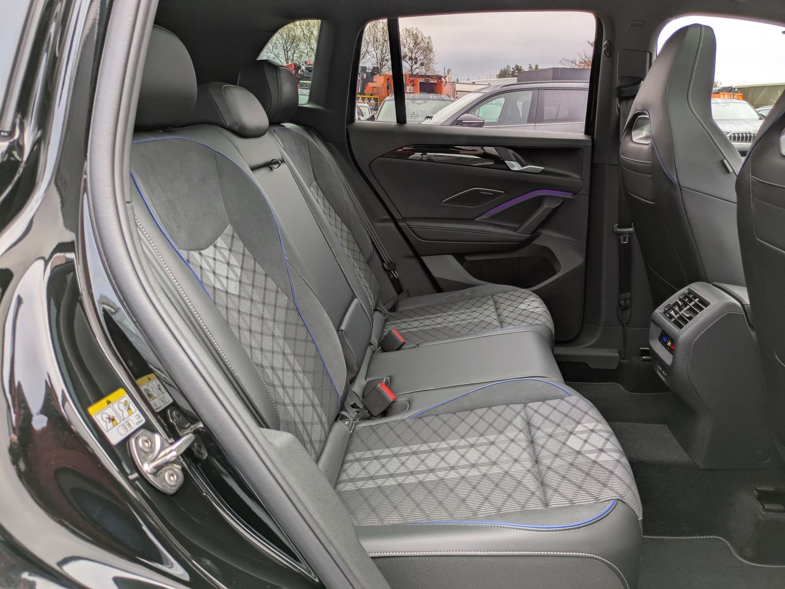 Fahrzeugabbildung Volkswagen Tiguan 2.0 TDI 4M R-Line PANO*H&K*AHK*MATRIX*20"