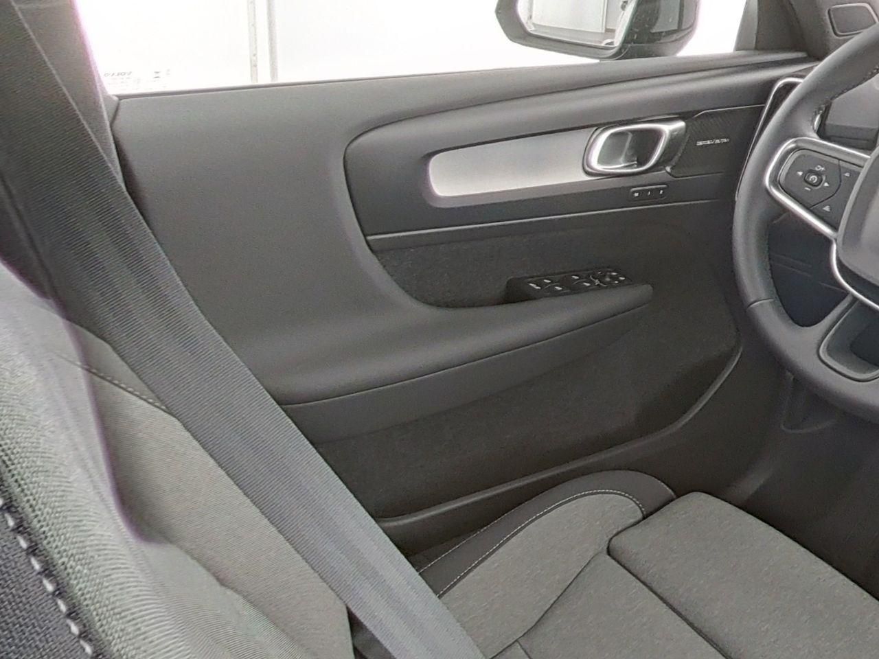 Fahrzeugabbildung Volvo XC40 Plus Dark 2WD