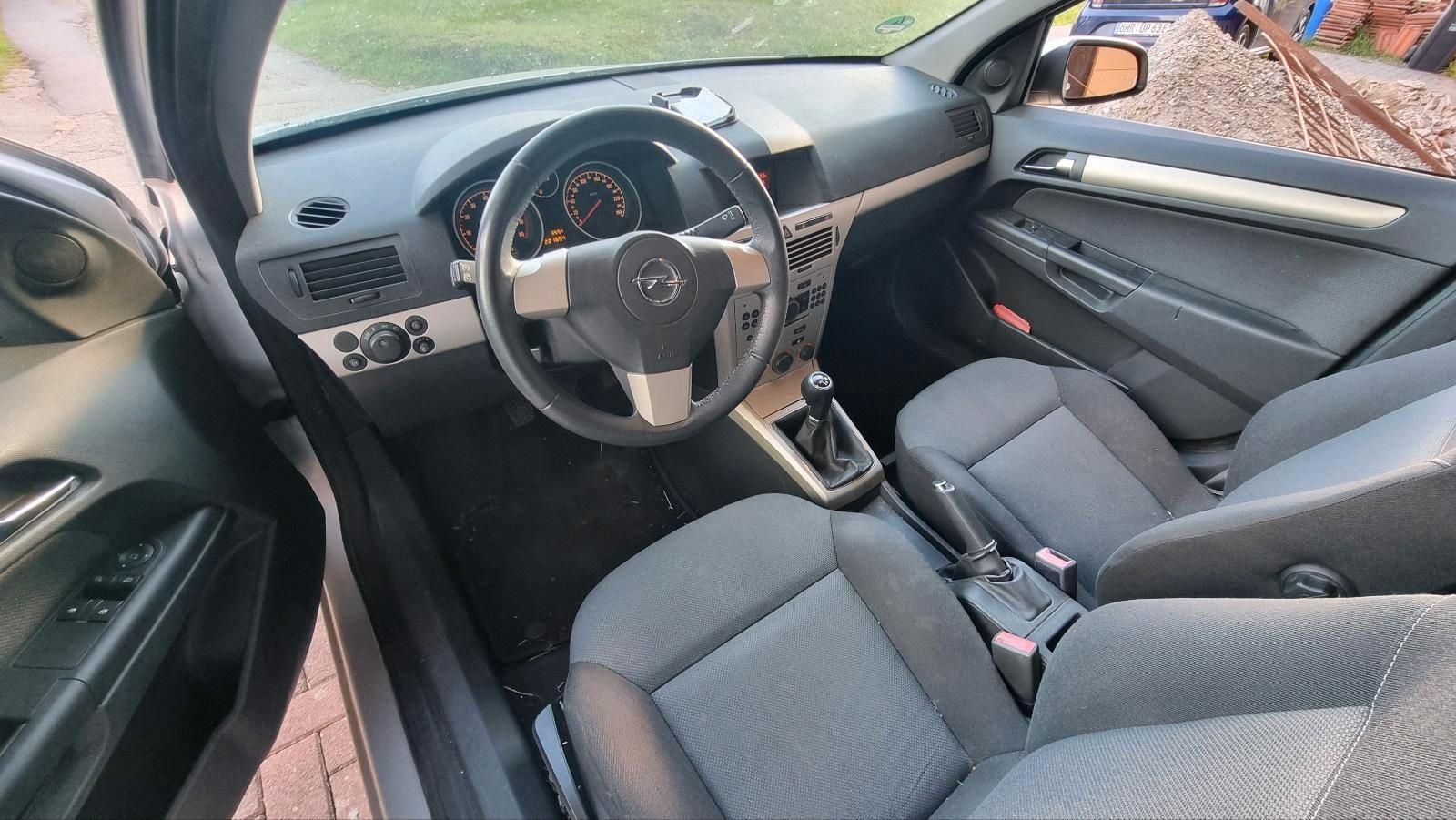 Opel Astra 2007 — interior