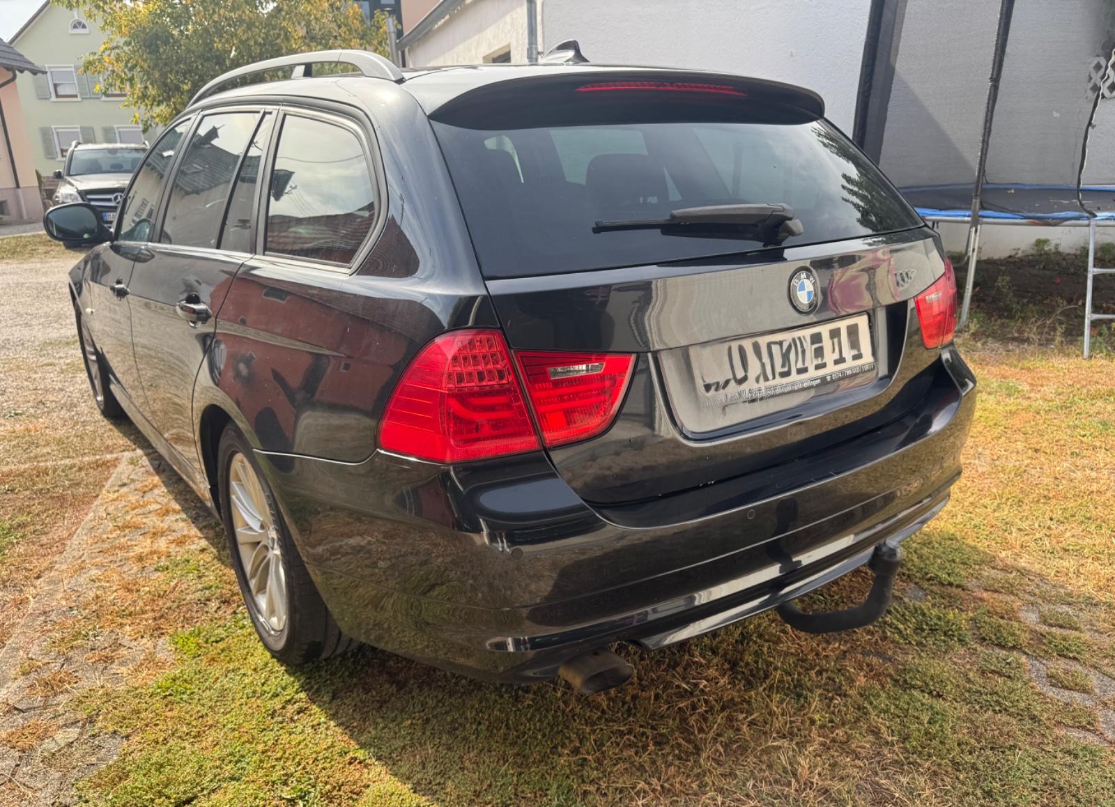 BMW 318 2010 — interior