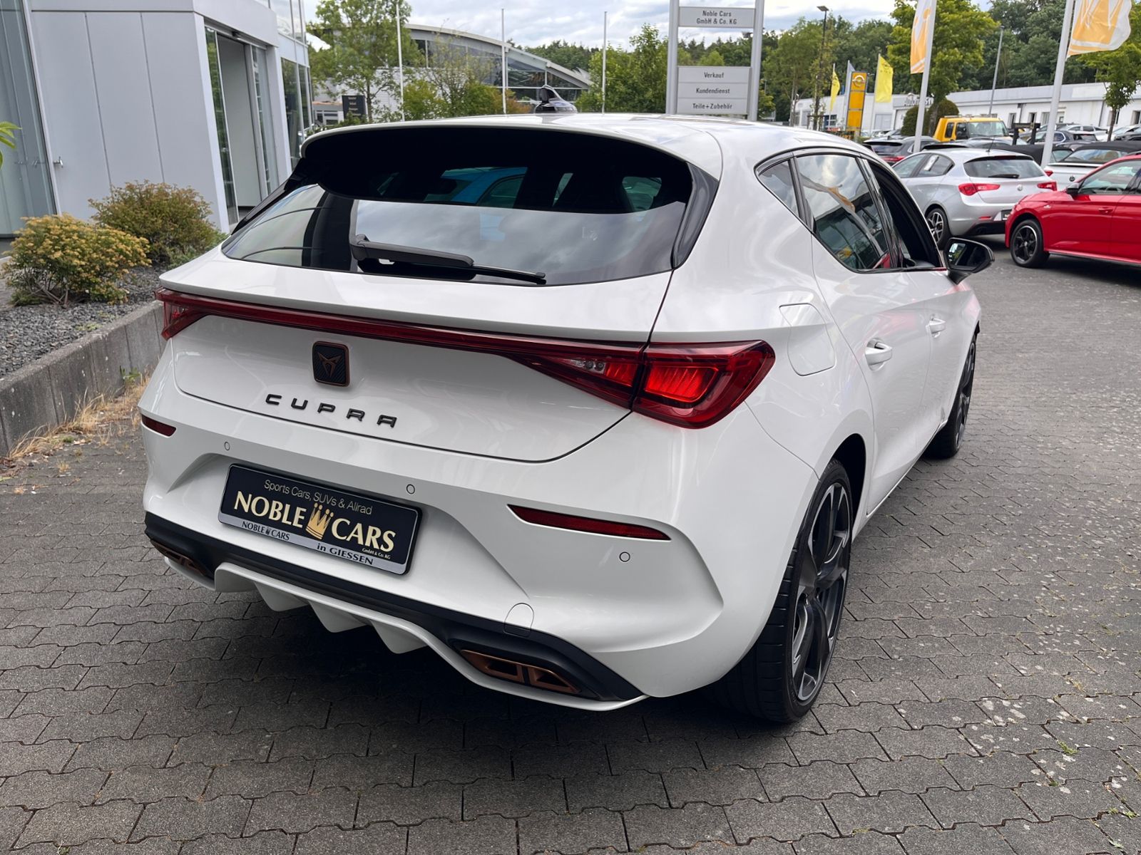 Fahrzeugabbildung CUPRA Leon VZ e-Hybrid LED ACC NAV RFK SHZ 19"