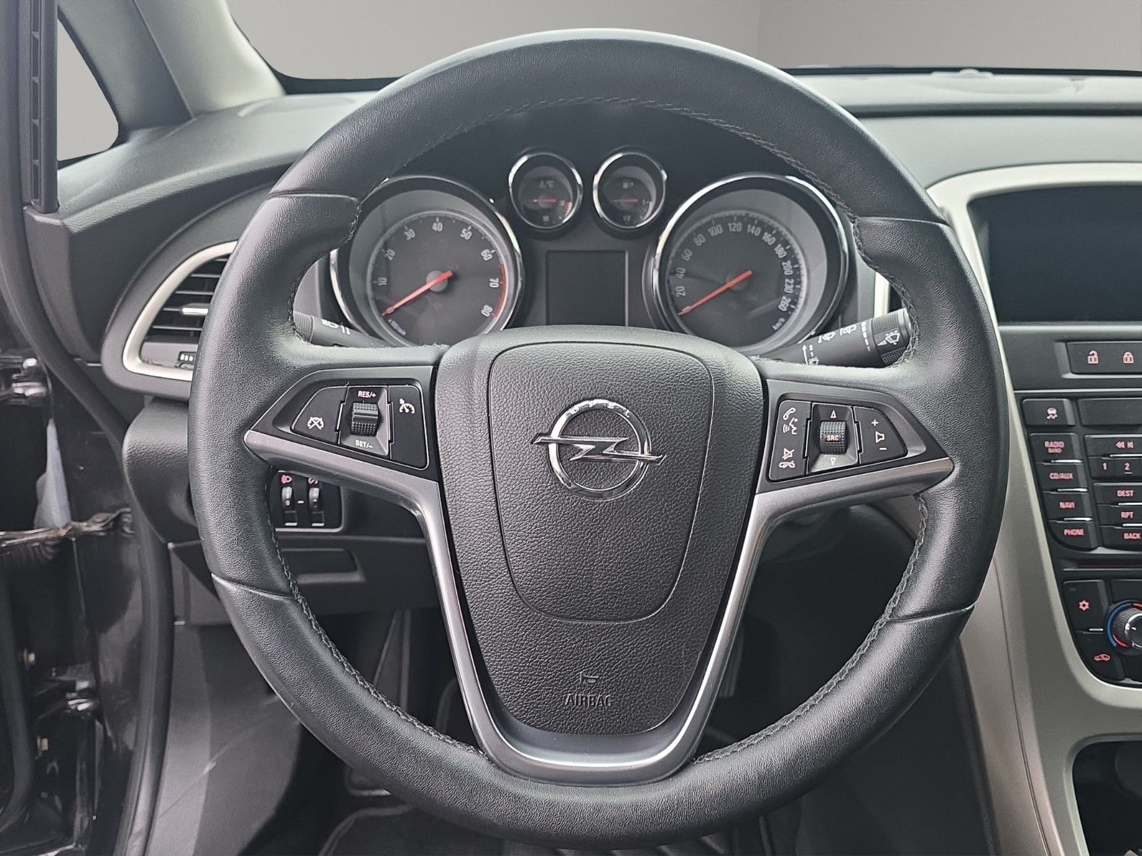 Fahrzeugabbildung Opel Astra J Lim. 5-trg Design Edition Klima Tempomat