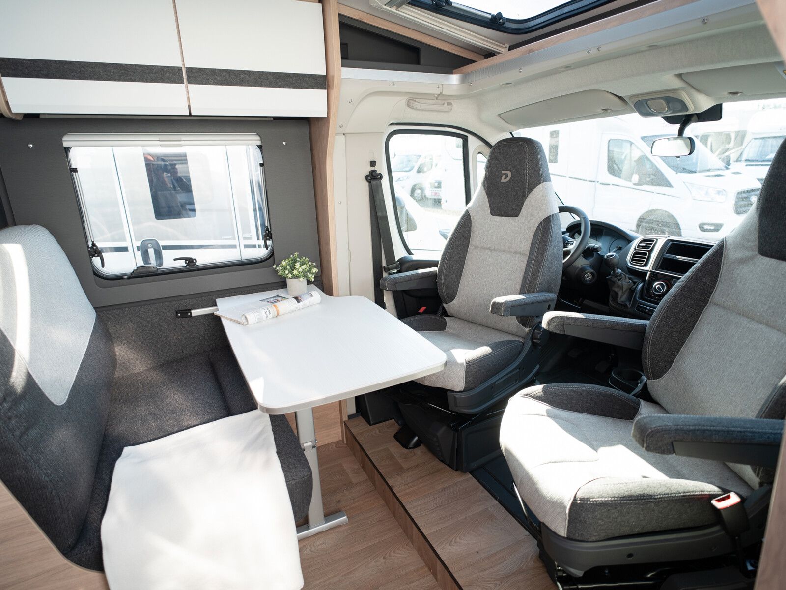 Fahrzeugabbildung Dethleffs Globebus Camp T 4 Bettenumbau, Schwenkbad