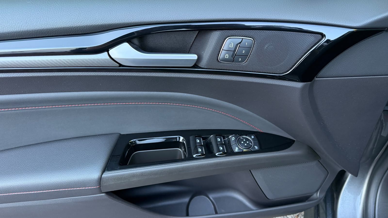 Fahrzeugabbildung Ford Mondeo 2.0EB Aut. ST-Line LED+STHZ+KAM+AHK+PANO+
