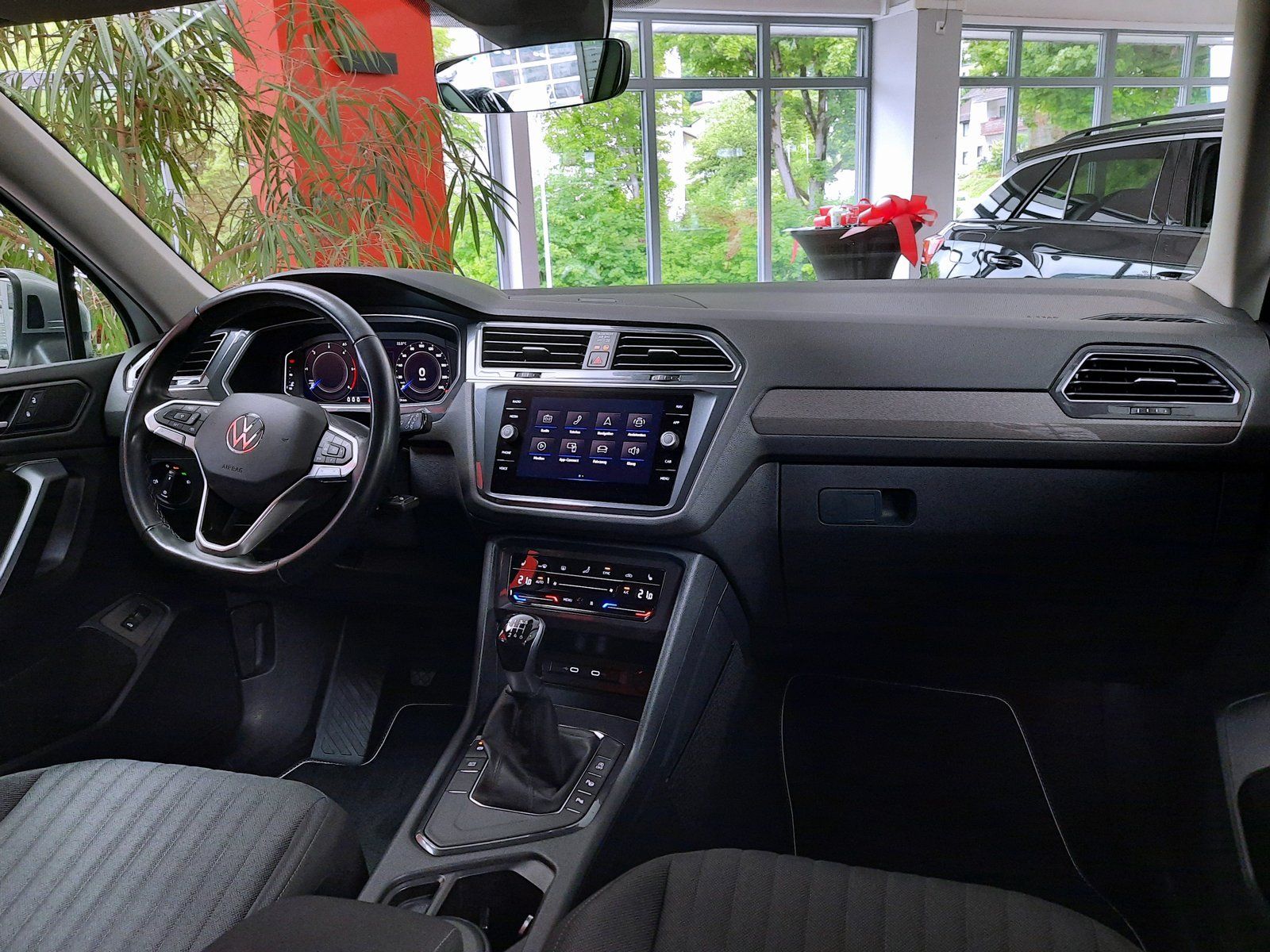 Fahrzeugabbildung Volkswagen Tiguan Allspace Life TDI *Standhzg*Navi*Cam*LED*