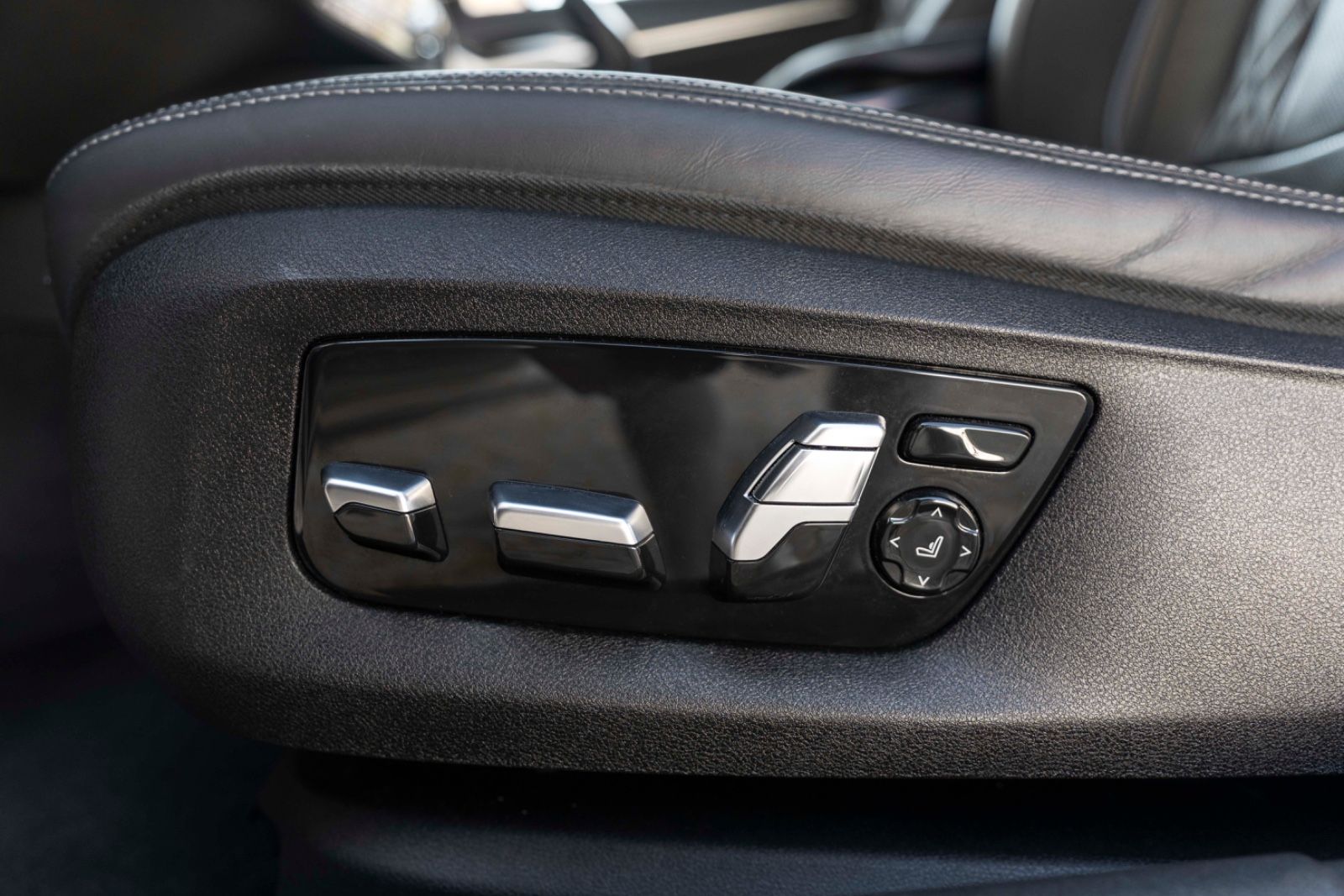 Fahrzeugabbildung BMW M550IX Massage Harman 360° Head UP LED NAV PDC