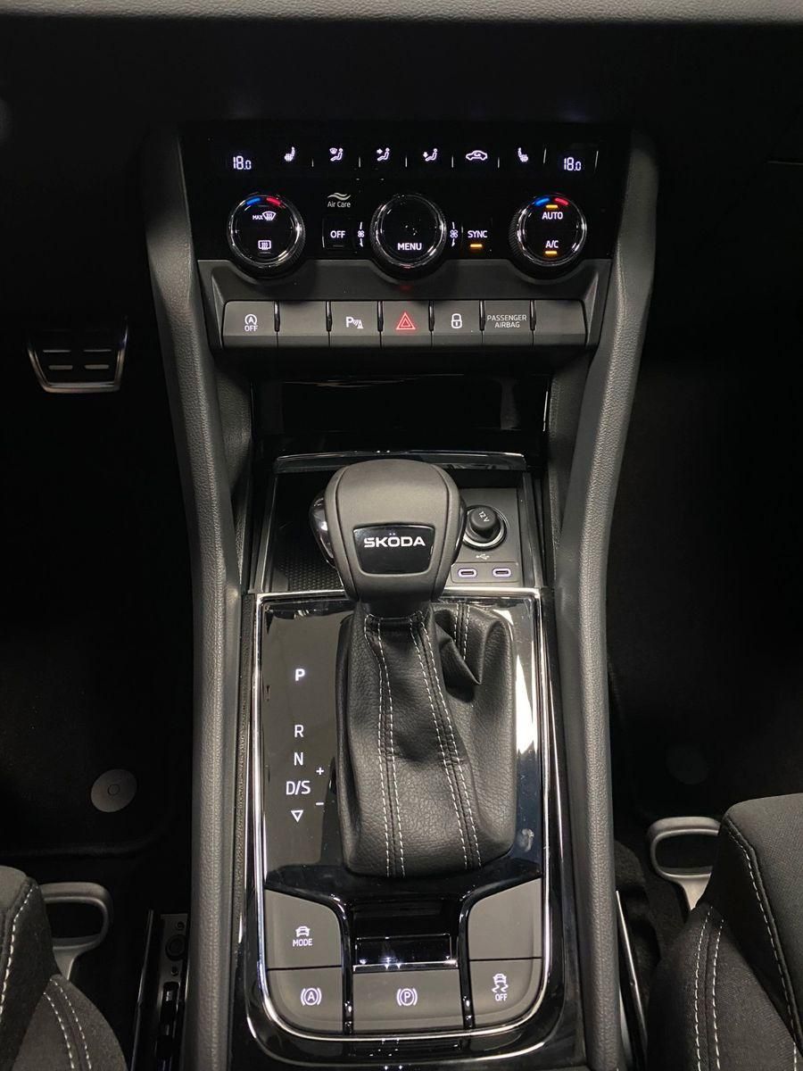 Fahrzeugabbildung SKODA Karoq 1.5l TSI DSG Sportline+NAVI+MATRIX+AHK+18"