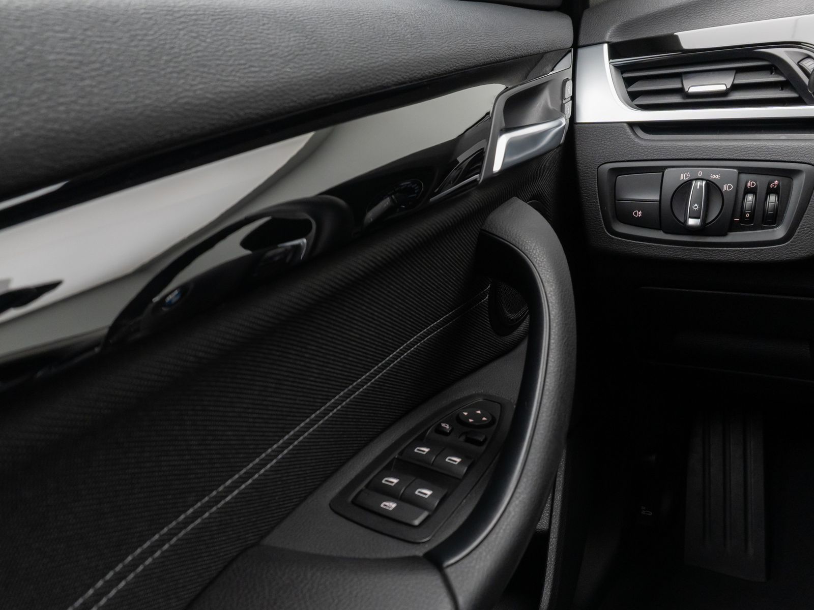 Fahrzeugabbildung BMW X1 sD18i Kamera DAB HiFi Navi Komfort LED Sport