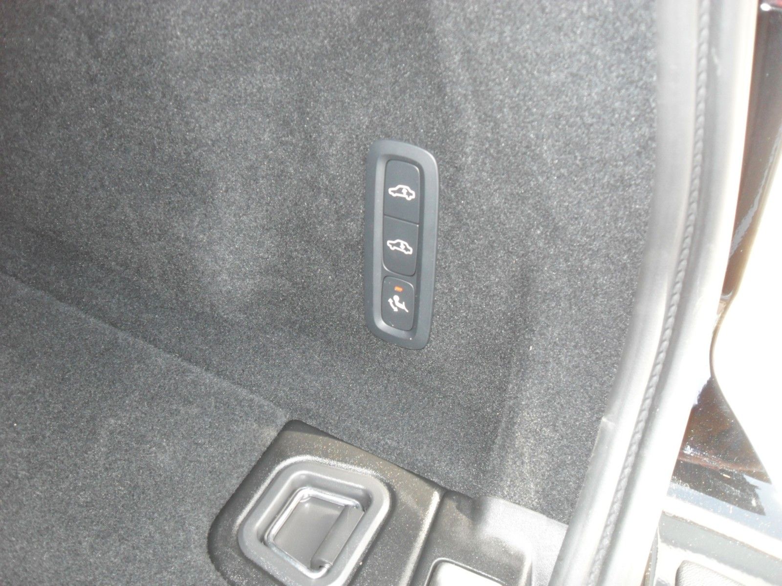 Fahrzeugabbildung Volvo XC 60 B5 Plus Black Edition AWD | Luftfederung