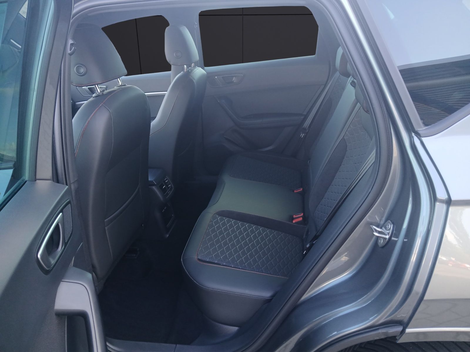 Fahrzeugabbildung SEAT Ateca TSI FR-Line DSG LED AHK Navi AID ACC RFK S