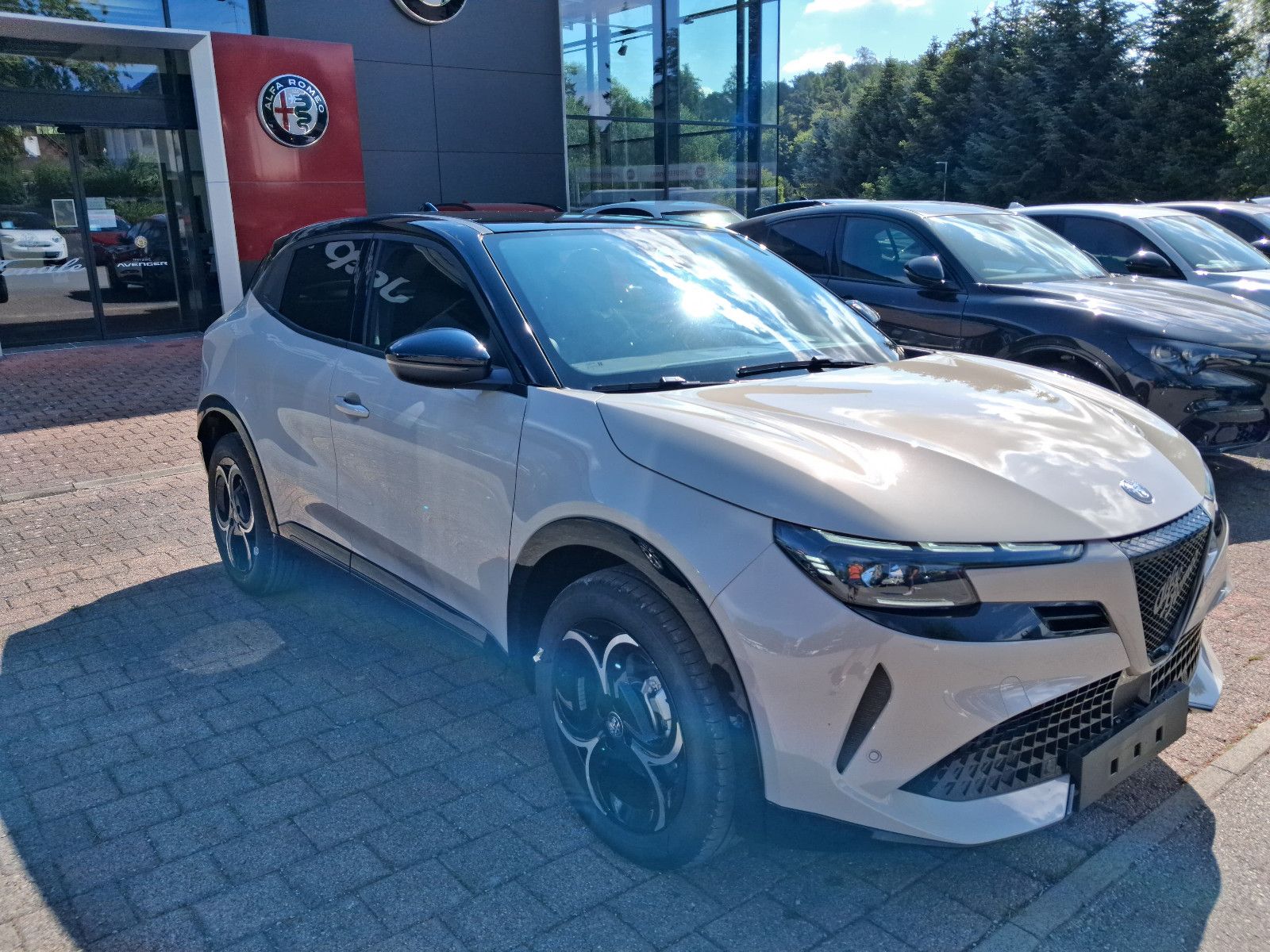 Fahrzeugabbildung Alfa Romeo Junior Ibrida 1.2 VGT 48V-Hybrid 107 kW ti