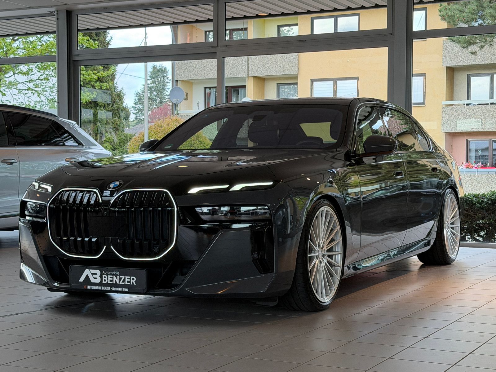 Fahrzeugabbildung BMW 740 d xDrive M Sport/CINEMA-TV/SKY LOUNGE/ICONIC