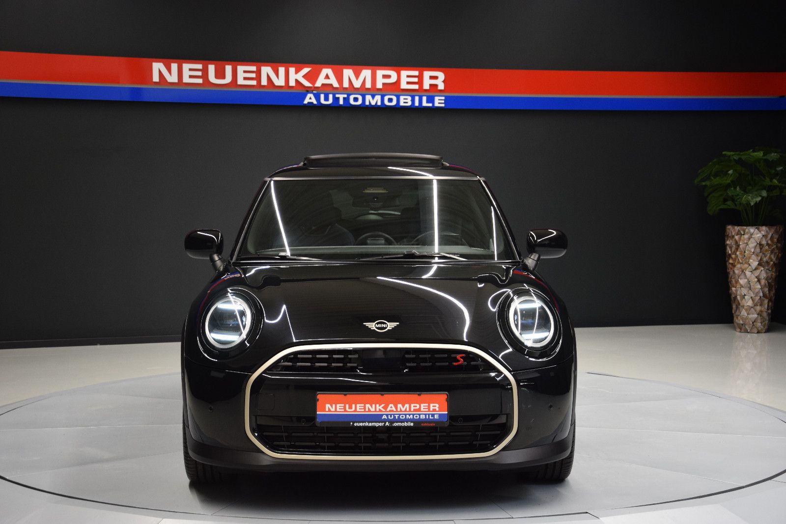 Fahrzeugabbildung MINI Cooper S Favoured Trim M Pano HuD Leder 18 Zoll