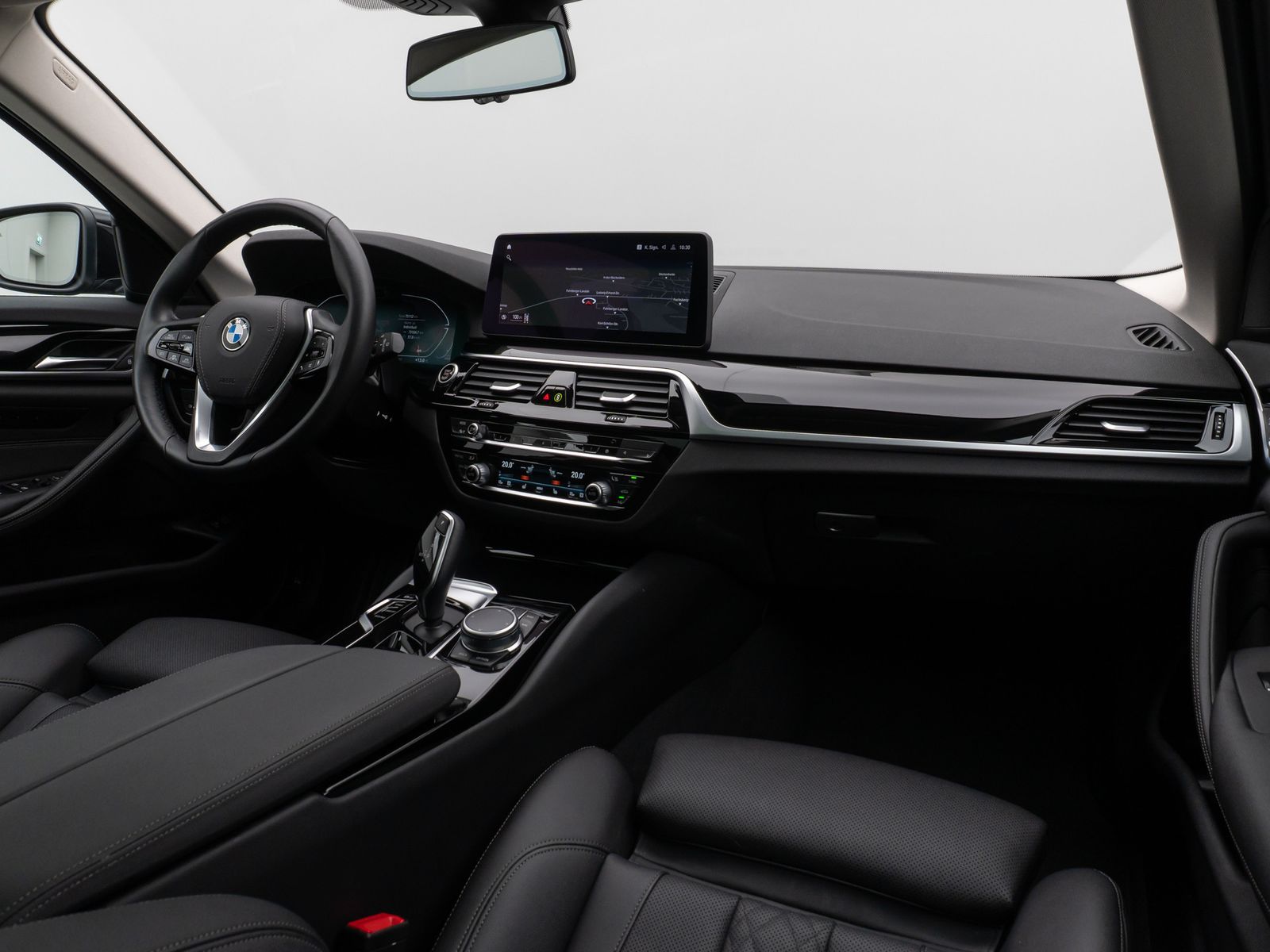 Fahrzeugabbildung BMW 520d Panorama Kamera DAB HiFi ACC Alarm M Sport