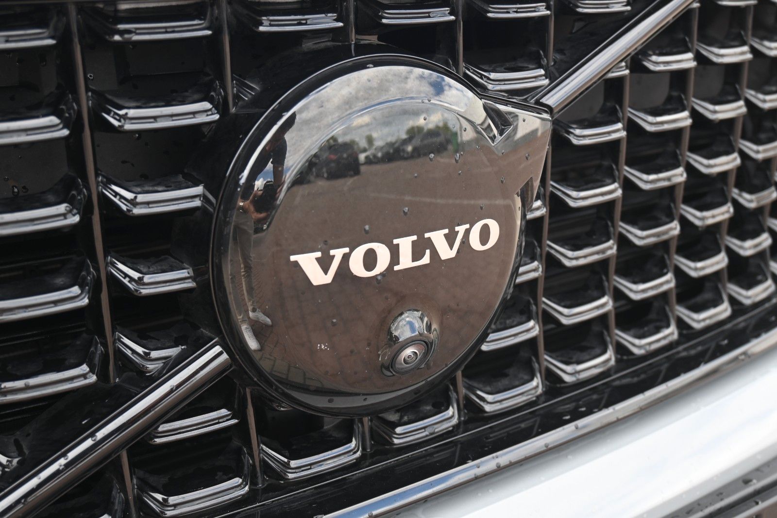 Fahrzeugabbildung Volvo XC40 B4 DKG Plus Black Edition*FSHZG*360°*ACC