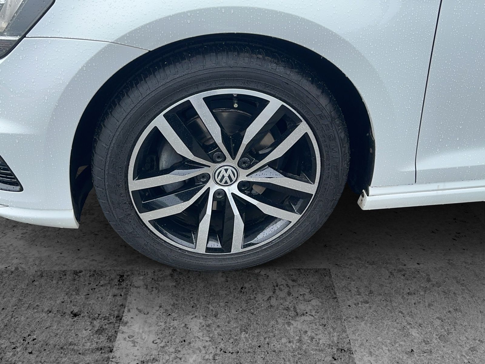 Fahrzeugabbildung Volkswagen Golf VII Lim. TSI Highline 2 x R-LINE Xenon 17"