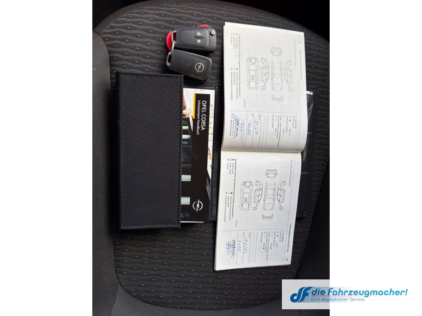 Fahrzeugabbildung Opel Corsa E drive Automati SHZ LenkradH Temp PDC Ber