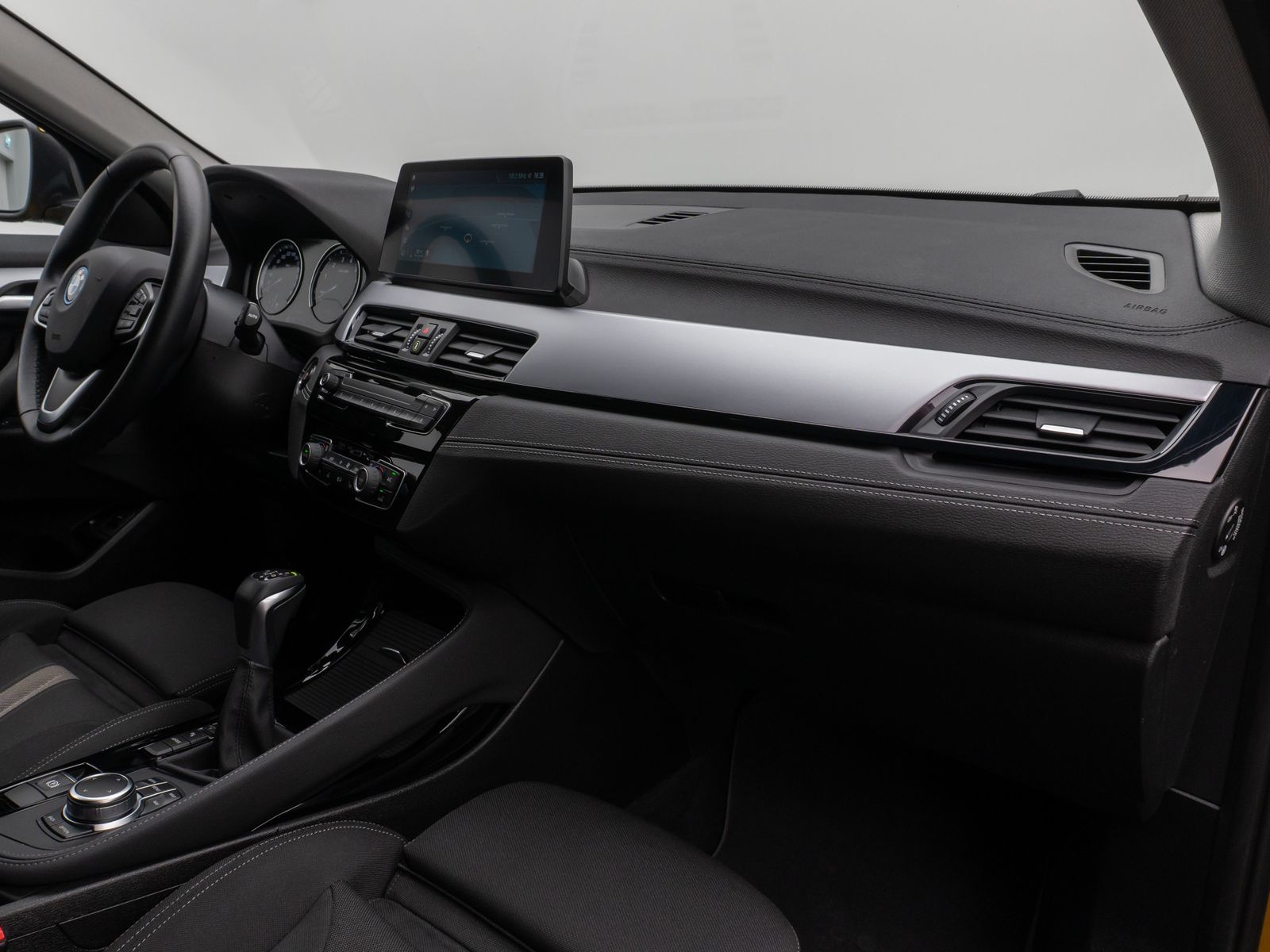 Fahrzeugabbildung BMW X2 xD25e Kamera HUD DAB Navi+ Alarm Sport LED