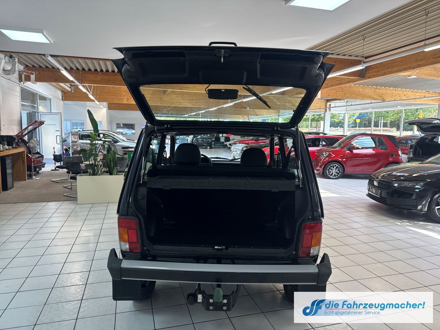 Fahrzeugabbildung Lada Taiga 4x4 GA Privacyverglasung teilb.Rücksb eFH
