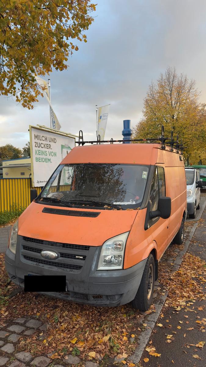 Ford Transit 2004 — rear view