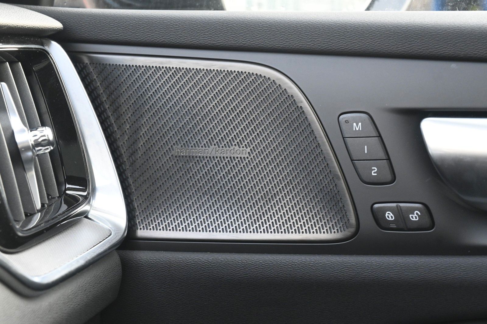 Fahrzeugabbildung Volvo V60 B4 DKG Plus Dark*FSHZG*H&K*360°*ACC*AHK