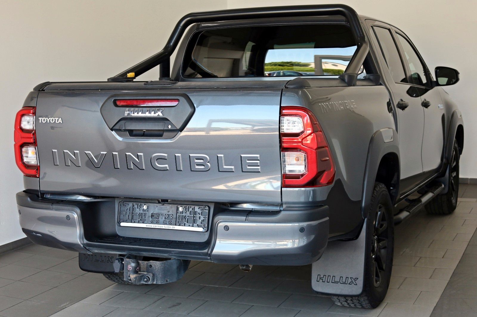 Fahrzeugabbildung Toyota Hilux 2.8 D-4D Invincible, Rollbügel, Rollo, AHK