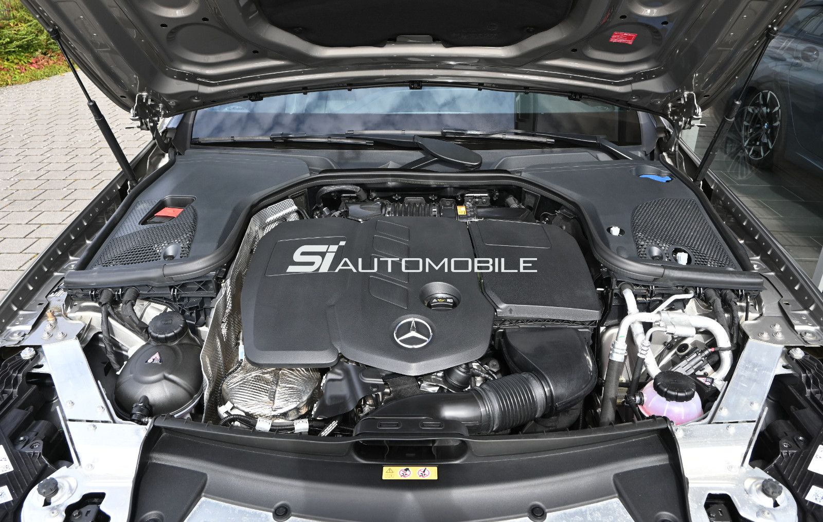 Fahrzeugabbildung Mercedes-Benz E 220 d T Avantgarde °NIGHT°AHK°STANDHZ°BURMEST°