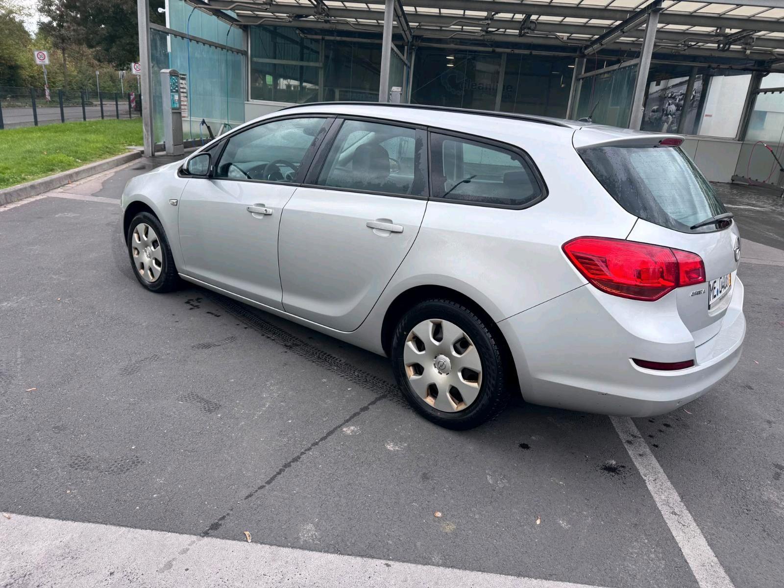 Opel Astra 2011 — вигляд ззаду
