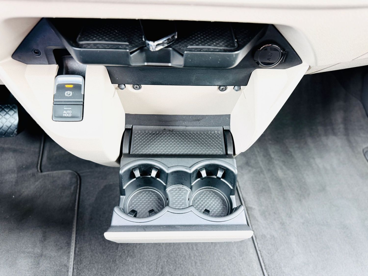 Fahrzeugabbildung Volkswagen T7 Multivan 2,0 TDI LANG, 7-Sitze, DSG, LED, AHK