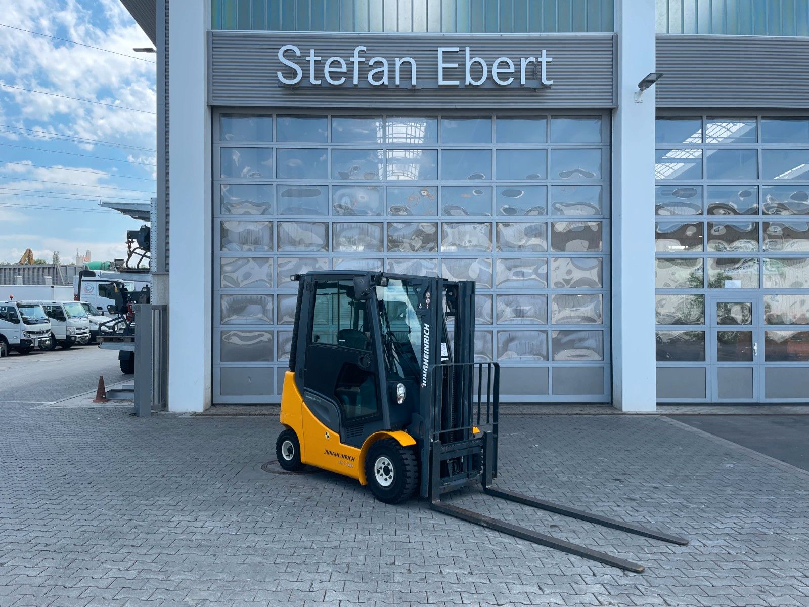 Fahrzeugabbildung Jungheinrich DFG 316s / Triplex: 4.4m / 2.008h / Klima / SS