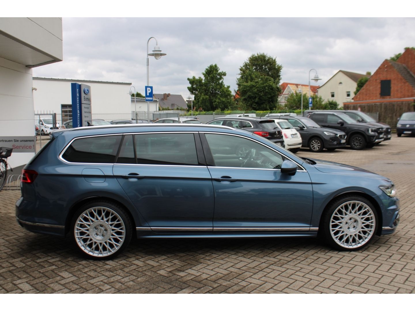 Fahrzeugabbildung Volkswagen Passat Variant Highline R-Line LED ACC StHZg Led