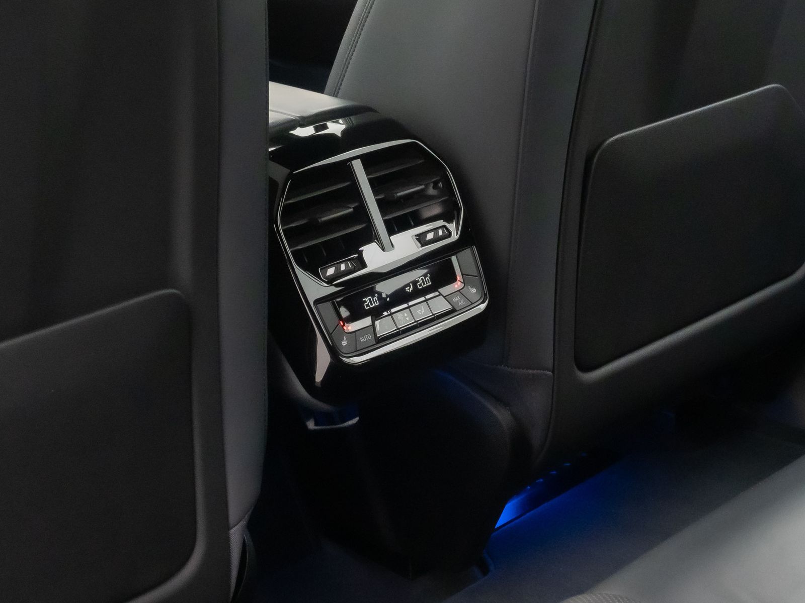 Fahrzeugabbildung BMW iX xD50 Sport Panoram 360&deg;DAB H/K AHK SoftCL 22"